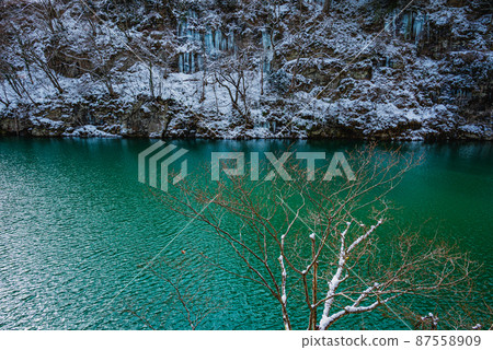 The rock walls of the Kumeji Gorge, the icicles, and the water surface of the Sai River The rock walls of the Kumeji Gorge, the icicles, and the water surface of the Sai River 87558909