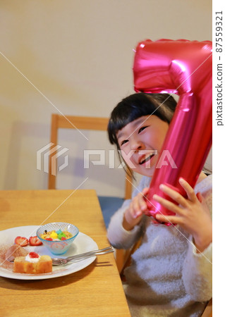 在生日聚會上看起來很開心的女孩 87559321