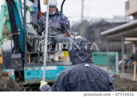 雨中施工的工人 87559838