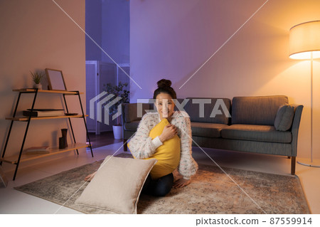 放鬆在屋子裡的婦女 87559914