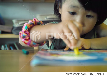 在家畫畫的女孩 87559971