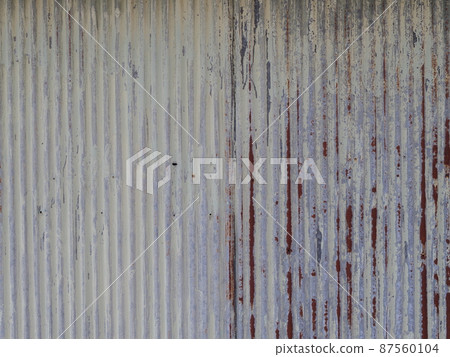 一塊生鏽的鍍鋅鐵板，油漆剝落 87560104