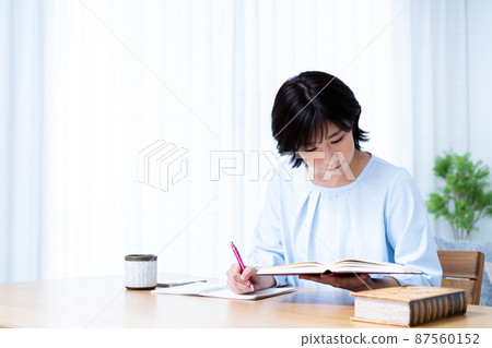 Young woman studying in the living room Young woman studying in the living room 87560152