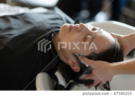 一個男人在美容院洗頭 87560203