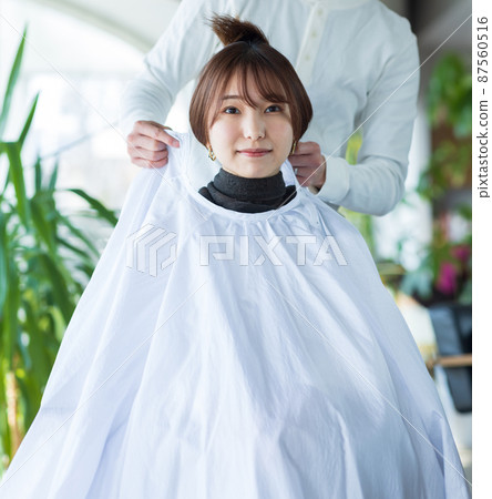 一個在美容院理髮的女人 87560516