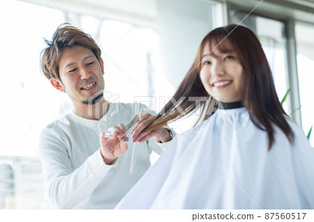 一個在美容院理髮的女人 87560517