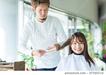 一個在美容院理髮的女人 87560518