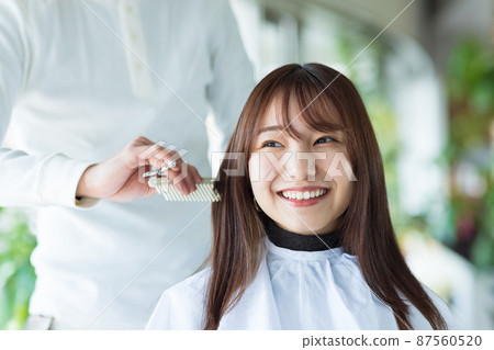 一個在美容院理髮的女人 87560520