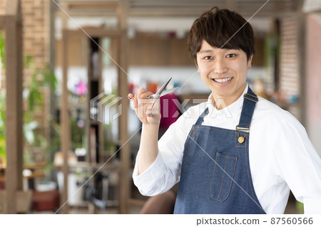 年輕的美髮師 87560566