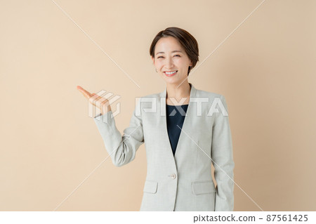 拿著中間的女性企業手 拿著中間的女性企業手 87561425