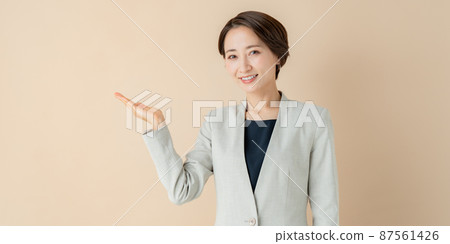拿著中間的女性企業手 87561426