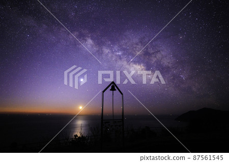 From the sky park to the morning star, the star of full marks, and the bell of happiness << Oita Prefecture Sky Park >> 87561545