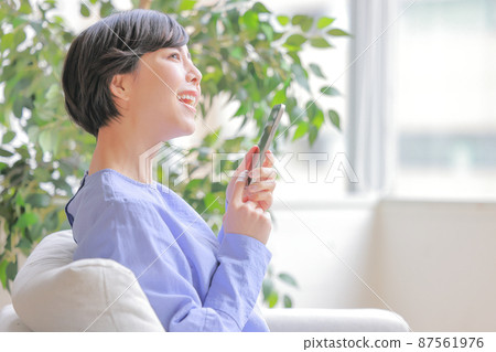 A woman who has a smartphone and thinks about fun 2 87561976