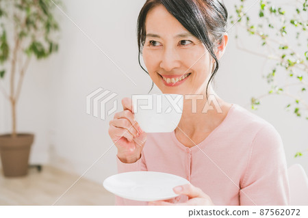 50多歲女性的下午茶時間 87562072