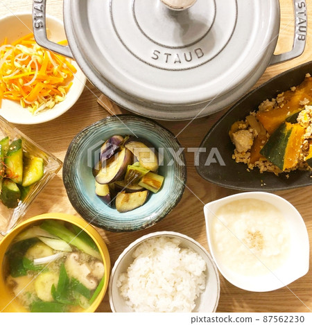 A table with STAUB and a supper one day A table with STAUB and a supper one day 87562230