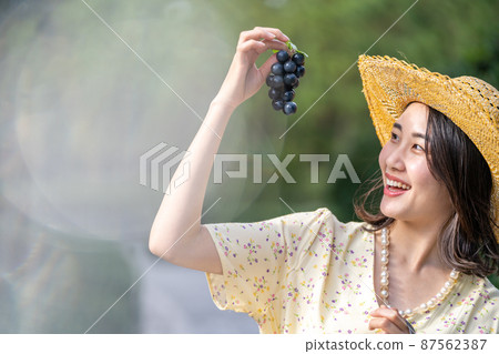 Kyoho woman smile red grape 87562387