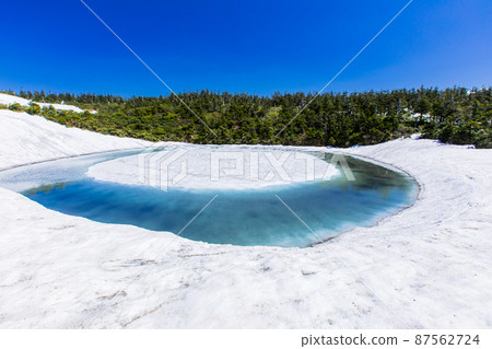 [Iwate / Akita Prefecture] Hachimantai / Dragon Eye with remaining snow June 87562724