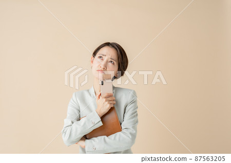 女性商務中間思維 87563205