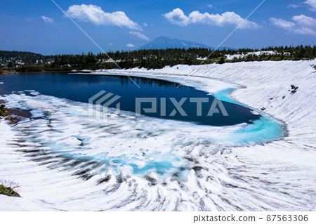 [Iwate / Akita Prefecture] Hachimantai / Gamanuma with remaining snow June 87563306