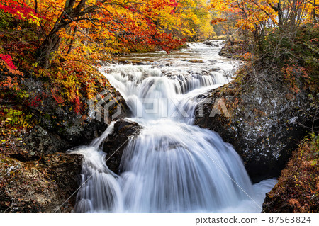 [Hokkaido] Date City Autumn Leaves Sangai Taki October 87563824