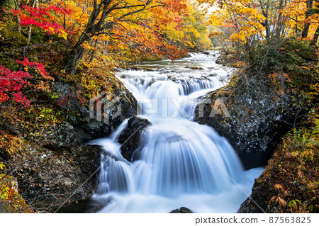 [Hokkaido] Date City Autumn Leaves Sangai Taki October 87563825