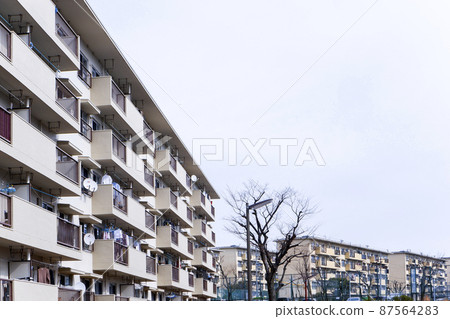舊公寓一字排開的住宅區 87564283