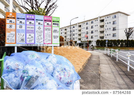 An old apartment house seen through the garbage collection area in the housing complex 87564288