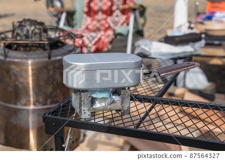 [中津川河床的汽車營地，固體燃料三腳架和梅斯廷] 87564327