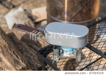 [Auto camp at Nakatsugawa riverbed, solid fuel trivet and Mestin] 87564329