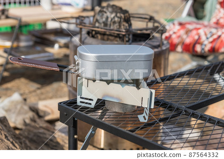 [中津川河床的汽車營地，固體燃料三腳架和梅斯廷] 87564332