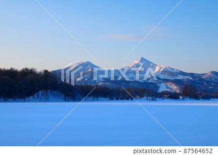 Lake Sohara in winter (Kitashiobara Village, Fukushima Prefecture) Lake Sohara in winter (Kitashiobara Village, Fukushima Prefecture) 87564652