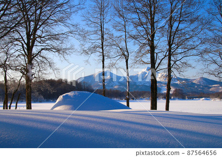 Lake Sohara in winter (Kitashiobara Village, Fukushima Prefecture) 87564656