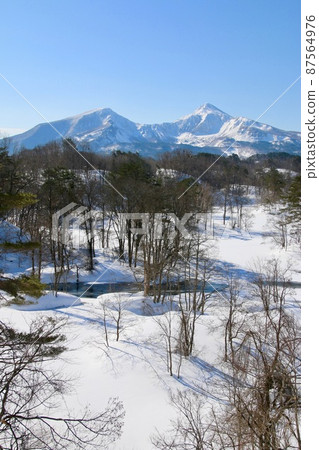 冬天的中瀨沼和萬代山（福島縣北鹽原村） 87564976