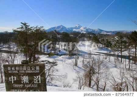 冬天的中瀨沼和萬代山（福島縣北鹽原村） 87564977