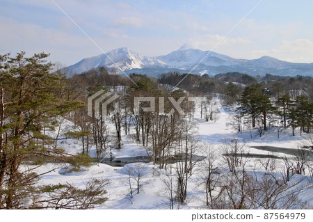 冬天的中瀨沼和萬代山（福島縣北鹽原村） 87564979