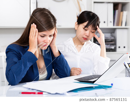 Dissatisfied team working at office Dissatisfied team working at office 87565131