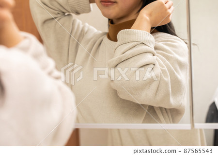 Grooming, a woman who grooms herself Grooming, a woman who grooms herself 87565543