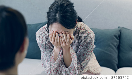 Crying women counseling therapy 87565742