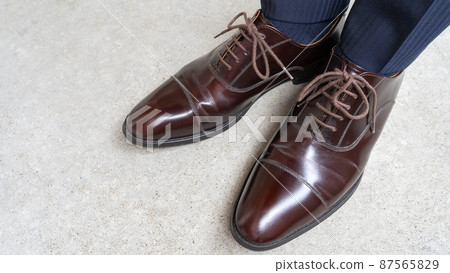 Shiny brown leather shoes | Etiquette at your feet Shiny brown leather shoes | Etiquette at your feet 87565829