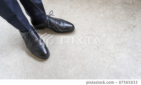 Shiny black leather shoes | Etiquette at your feet 87565833