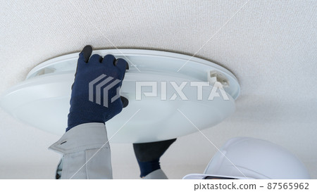 更換和安裝吸頂燈的工人。 87565962