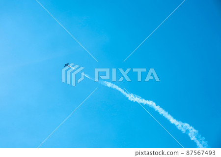Overhead flying aircraft. Aircraft in formation during an aerobatics display as they loop and roll through the sky. Plane crashes. Falling airplane crashes 87567493