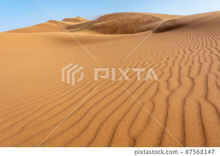 Erg Chebbi, sand desert of Merzouga, southeast of Morocco. Popular destination for travellers. 87568147