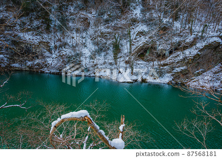 The rock wall of Kumeji Gorge and the water surface of Sai River 87568181