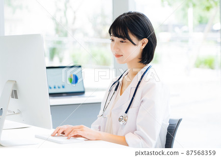 做案頭工作的女醫生 87568359