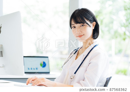 做案頭工作的女醫生 87568362