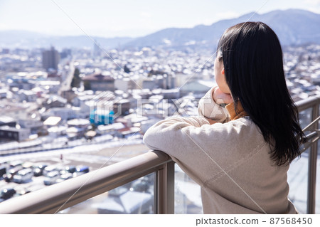 一個女人從陽台上看 一個女人從陽台上看 87568450