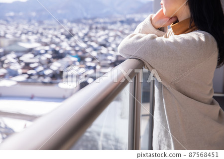 向下看的女人 向下看的女人 87568451