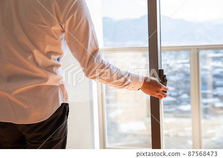 一個男人的手打開窗戶鑰匙 一個男人的手打開窗戶鑰匙 87568473