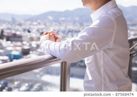 一個從陽台往外看的人 一個從陽台往外看的人 87568474